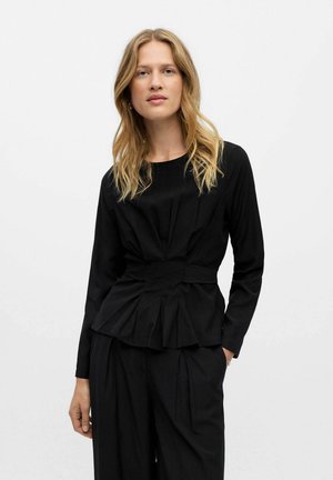 Schwarzes Langarmoberteil mit taillierter Passform, plissiertem Design und einem Peplum-Saum. Hergestellt aus einem glatten Stoff mit weicher Textur.