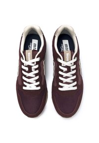 Scarpe sportive in rete e suede marroni con lacci bianchi, accenti beige e un logo sulla linguetta, caratterizzate da una parte superiore testurizzata e suola in gomma.