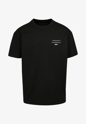 Czarny t-shirt z krótkim rękawem z małym białym napisem „HIGHER THAN HEAVEN” i grafiką pióra na górnej lewej części klatki piersiowej.