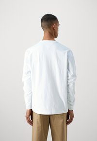 Tommy Jeans BADGE TEE - Hosszú ujjú felső - white