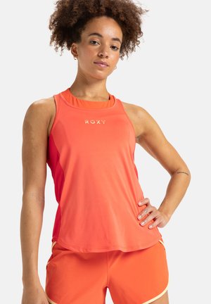 Roxy tanktop in felcoral met een ronde halslijn, mouwloos ontwerp en subtiele logodetail. Gladde textuur, aangevuld met bijpassende shorts.