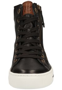 Schwarze Leder-Hochtop-Sneaker mit einem kontrastierenden braunen Lederakzent, ausgestattet mit Metallösen, flachen Schnürsenkeln und einem seitlichen Reißverschluss. Weiße Gummisohle.