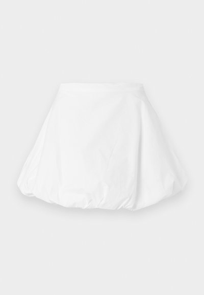 Λευκή φούστα με φουσκωτό σχέδιο, σούρες στο τελείωμα και λείο ζωνάρι, απεικονίζεται σε απλό ανοιχτό γκρι φόντο.