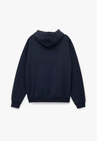 Sudadera con capucha de color azul marino, de mangas largas, con puños y dobladillo acanalados. Fabricada en una tela suave con una textura lisa. Se muestra vista desde atrás.