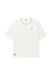 T-shirt bianco a maniche corte realizzato in cotone. Presenta un logo ricamato verde sul petto e una toppa rotonda rossa sul lato. Collo rifinito.