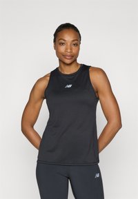 Čierny športový tank top s okrúhlym výstrihom a bezrukávovým dizajnom. Obsahuje reflexné logo na hrudi a hladkú, ľahkú tkaninu.