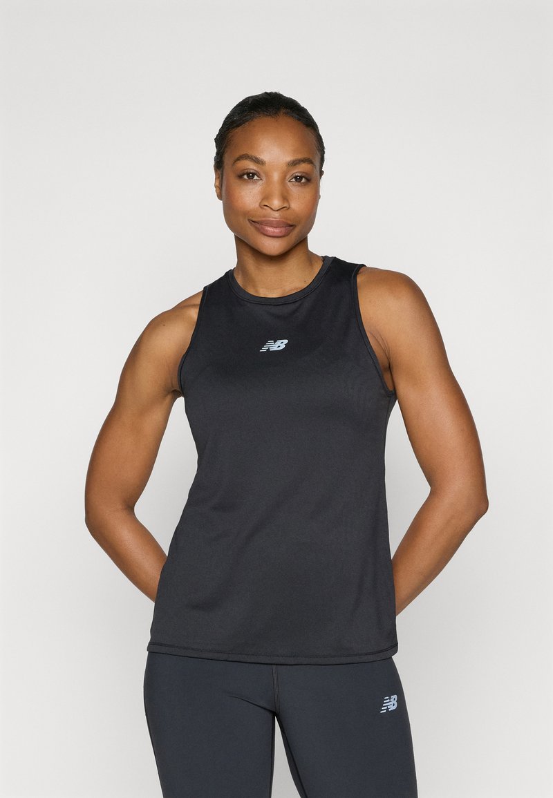 Čierny športový tank top s okrúhlym výstrihom a bezrukávovým dizajnom. Obsahuje reflexné logo na hrudi a hladkú, ľahkú tkaninu.