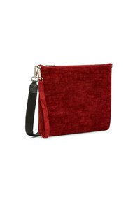 Borsa a pochette in velluto rosso con superficie texturizzata, chiusura a zip e tracolla nera rimovibile. Forma rettangolare compatta con dettagli in metallo argentato.
