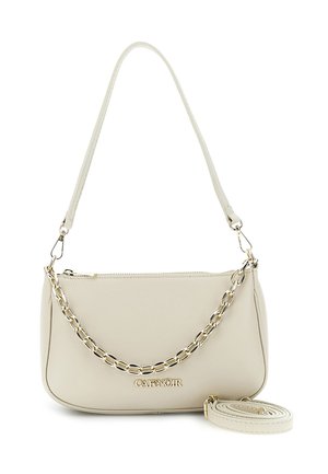 Beigen värinen nahkainen olkalaukku, jossa kultainen ketjusomiste, kultainen vetoketju, irrotettava pitkä hihna ja brändin nimikilpi edessä.