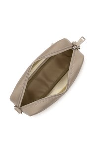 Borsa in pelle marrone con chiusura a zip. Interno foderato in tessuto chiaro con un motivo a righe. Design compatto e ovale con hardware in metallo per la zip.