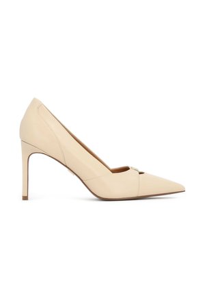 Béžové kožené lodičky na vysokém podpatku s špičatou špičkou a malým vykrojením, zdobené jemným prošitím a štíhlým podpatkem.