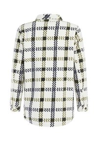 Camisa de fleece blanca de manga larga con patrón de cuadros en zigzag negro y oliva, con puños abotonados y cuello, vista desde la parte posterior.