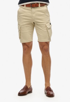 Beige cargoshorts met meerdere zakken, gemaakt van lichte stof. Beschikt over riemlussen en een rechte snit, boven de knie lengte.