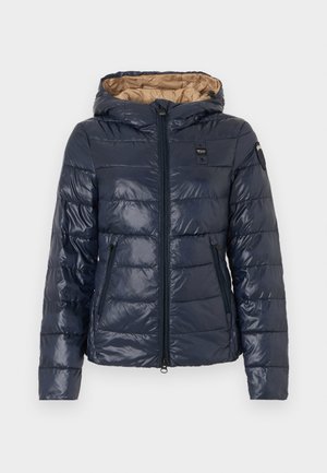 Tmavě modrá prošívaná péřová bunda s hnědou vnitřní podšívkou, kapucí, předním zipem a kapsami na zip po stranách.