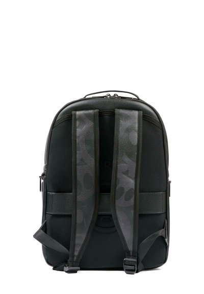 Zwarte rugzak met een gestructureerde stof, contrasterende banden en een subtiel patroon. Voorzien van een bovenste ritssluiting en verstelbare, gewatteerde schouderbanden.