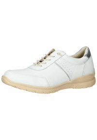 Scarpa bianca in pelle con suola in gomma beige, design con lacci, dettagli in argento sul tallone e perforazioni sulla tomaia per la traspirabilità.