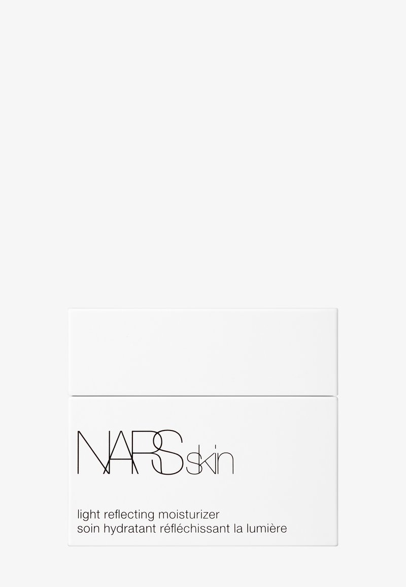 Pot rectangulaire blanc de crème hydratante illuminateur NARS Skin avec texte noir sur un fond blanc uni.