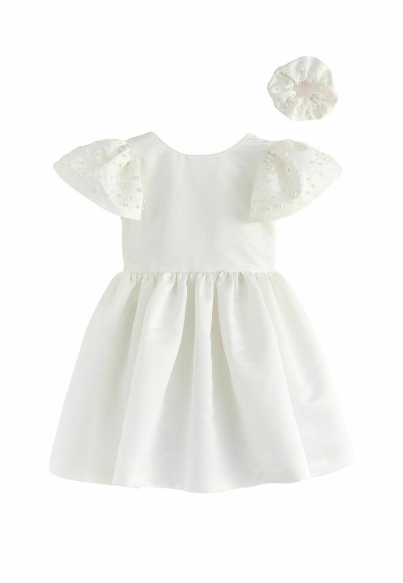 Witte jurk met korte pofmouwen en een parelachtig patroon. Uitlopende rokontwerp. Inclusief bijpassende witte scrunchie.