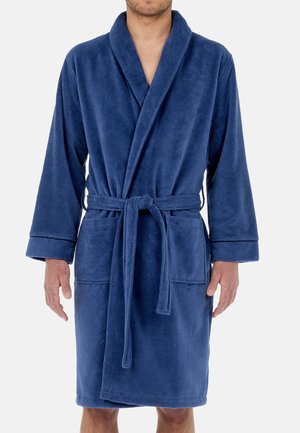 Peignoir bleu marine en tissu doux et texturé. Présente un design enroulé, une ceinture à nouer et deux poches avant. Manches longues.