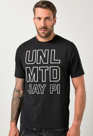 Černé bavlněné tričko s krátkým rukávem, s tučným bílým textem "UNL MTD JAY PI" na přední straně. Hladká textura a klasický střih.