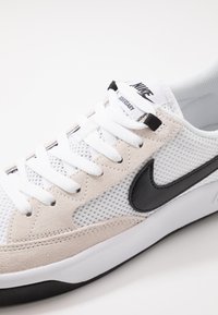 Nike SB ADVERSARY UNISEX - Sapatilhas de skate - white/black