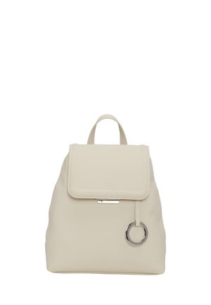Zaino in pelle beige con chiusura a pattina, presenta un accentuato anello in metallo argento, una texture liscia e spallacci regolabili.