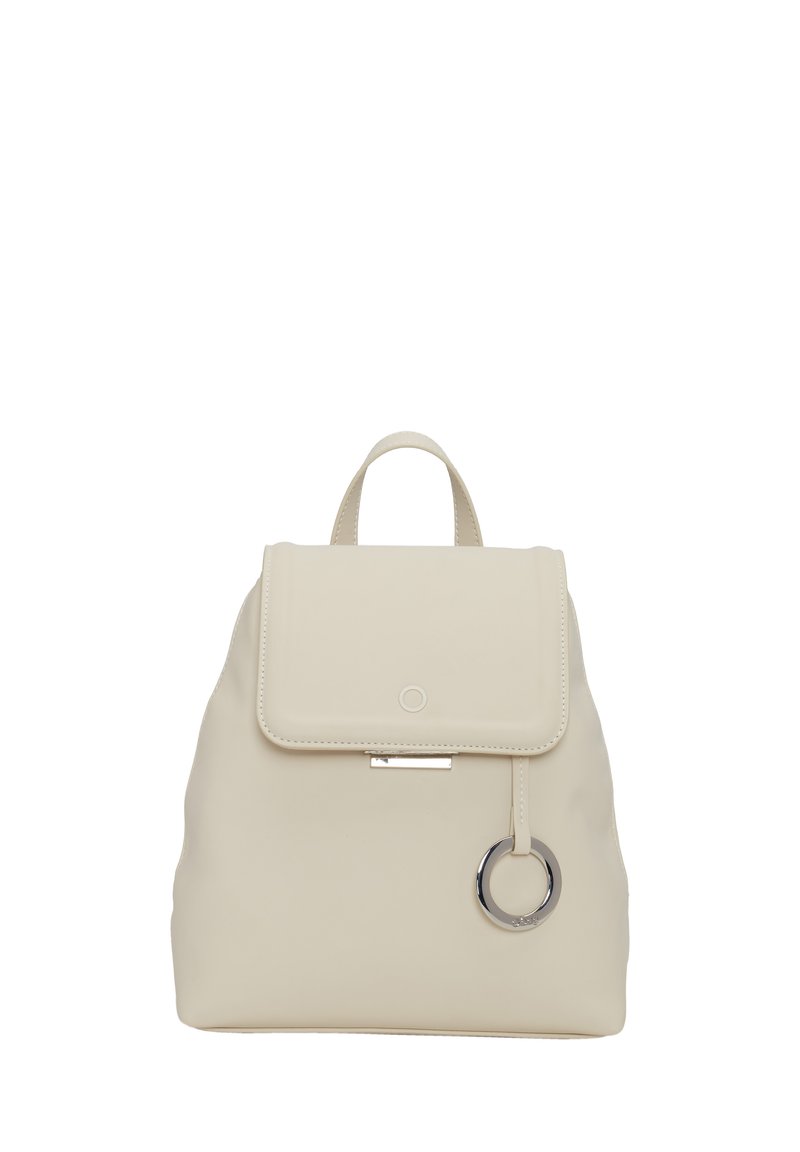 Zaino in pelle beige con chiusura a pattina, presenta un accentuato anello in metallo argento, una texture liscia e spallacci regolabili.