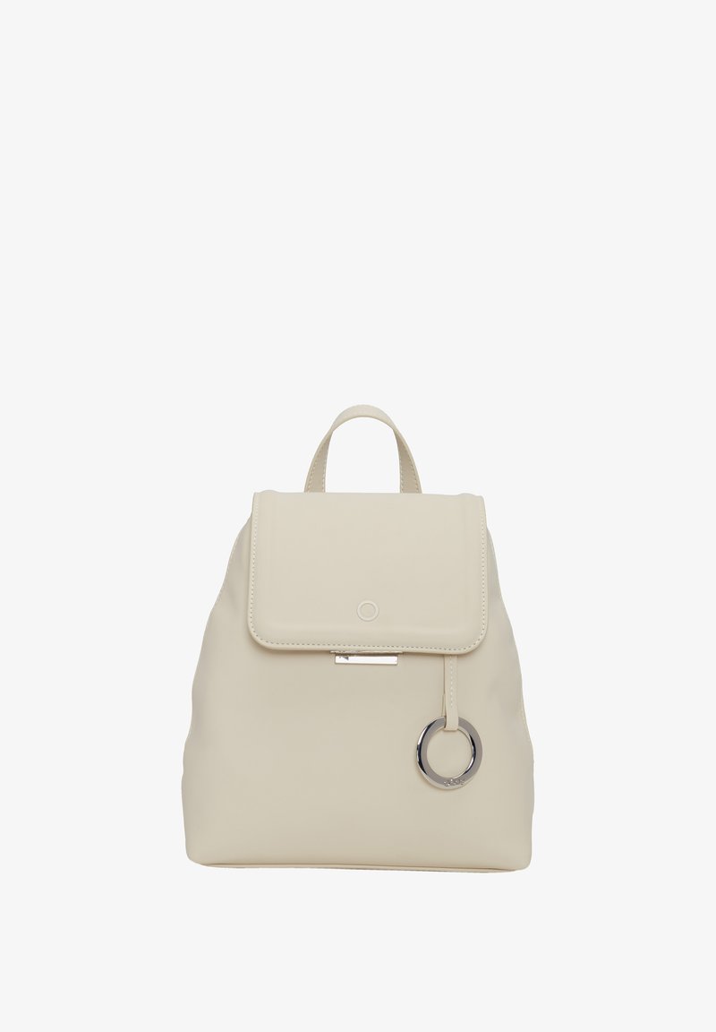 Beige läderryggsäck med klaffstängning, prydd med en silverfärgad ringdetalj, en slät textur och justerbara axelremmar.