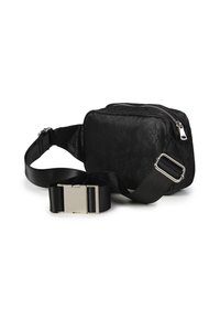 Borsa a tracolla nera in tessuto con texture floreale, chiusura con zip, e tracolla regolabile, caratterizzata da una fibbia metallica e una finitura liscia.