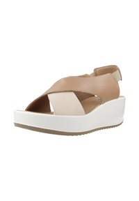 Sandali in pelle color tan e crema con fasce incrociate, soletta imbottita e suola a zeppa bianca con suola in gomma.