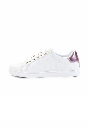Sneaker bianche con motivo a logo in rilievo, occhielli dorati e trad contrasti metallici rosa. Presentano una superficie liscia e una suola in gomma.