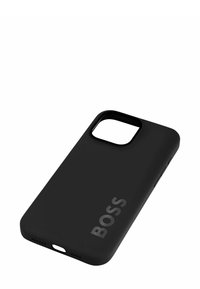 Musta silikoni puhelintasku, jossa on matta pinta, leikkaus kameralle ja kohokuvioitu "BOSS" -logo. Sisältää kaiutin- ja laturipaikat.
