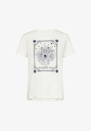 Tricou alb din bumbac, cu un grafic albastru reprezentând o pisică cu modele ornamentale, conturat cu stele decorative și textul „GOOD FORTUNE”.