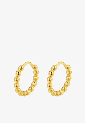 Pendientes de aro de oro con un diseño de cuentas y una textura suave. Los aros son redondos y están conectados con un cierre delgado y curvado.