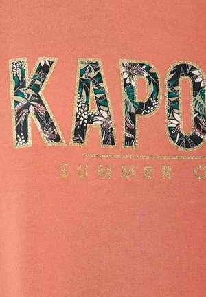 Koraalkleurig T-shirt met grote, gegraveerde letters die "KAPO" spellen, vergezeld van groene en bloemdecoraties, en daaronder in kleinere gouden letters "SUMMER".