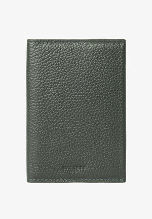 Portefeuille en cuir texturé vert foncé avec des coutures visibles le long des bords et un nom de marque subtilement embossé près du centre en bas.