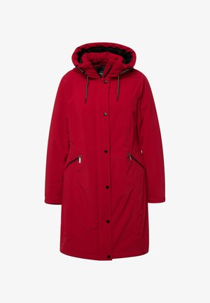 Czerwony wodoodporny płaszcz z kapturem, zapięciem na napy i zamykanymi bocznymi kieszeniami. Charakteryzuje się gładką, jednolitą teksturą oraz regulowanym sznurkiem przy kapturze.