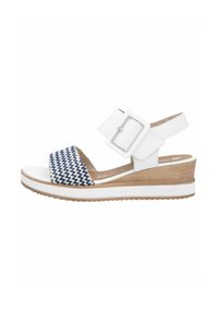 Sandale compensée blanche avec une sangle rayée bleu marine, boucle réglable et semelle en bois. Texture lisse et design minimaliste.