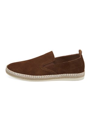 Bruin suède instap schoenen hebben een geperforeerd ontwerp, een middenzool van natuurlijke vezels en een geweven accent langs de zool.