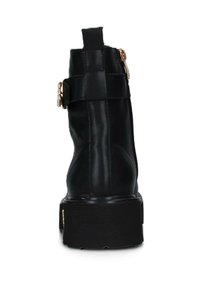 Stivaletto nero alla caviglia con finitura in pelle liscia, dotato di cerniera posteriore, dettaglio con fibbia laterale e suola chunky.