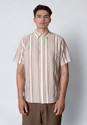 Camisa de manga corta con botones y diseño de rayas verticales en tonos beige y marrón. Confeccionada en tela ligera, con cuello clásico y botones en la parte delantera.