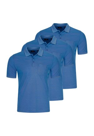 Drei blaue Poloshirts mit kurzen Ärmeln, Kragen und Brusttaschen, in einer versetzten, überlappenden Anordnung.
