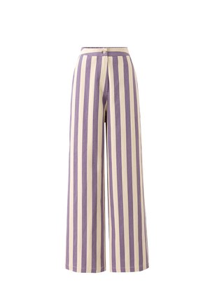 Brede broek in afwisselende lichtcrème en lavendelstrepen, met een knoopsluiting bij de taille en een relaxte pasvorm.