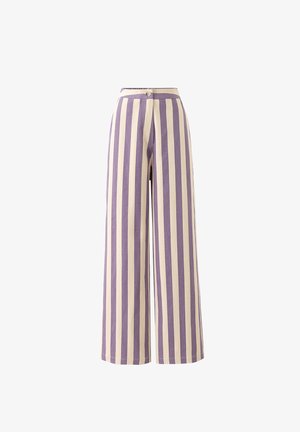 Brede broek in afwisselende lichtcrème en lavendelstrepen, met een knoopsluiting bij de taille en een relaxte pasvorm.