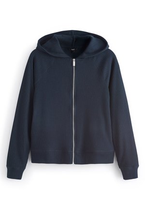 Marineblå ribstrikket hættejakke med lynlås, lange ærmer, lynlås foran og hætte, vist fladt på en hvid baggrund.
