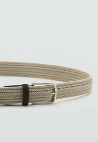 Gewebter Stoffgürtel in Beige mit strukturierter Oberfläche, ausgestattet mit einer silbernen Metallschnalle und einem braunen Lederakzent in der Nähe der Schnalle.