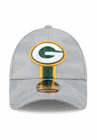 Casquette de sport grise avec un motif texturé, arborant un logo "G" vert et blanc entouré de jaune et une bande verticale verte et jaune en dessous.