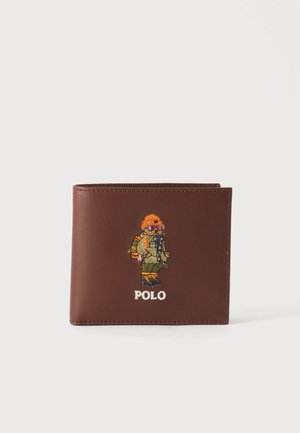 Braune Leder-Geldbörse mit bestickter Figur in Winterkleidung und dem Wort Polo darunter in der Mitte vorne.
