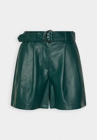 Shorts taille haute en similicuir vert foncé avec plis et ceinture assortie équipée d'une boucle ronde en argent.