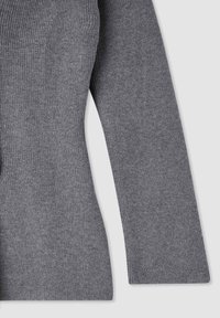 Maglione grigio a coste con maniche lunghe, tessuto morbido e design aderente. Il tessuto è uniforme con una moderata elasticità.